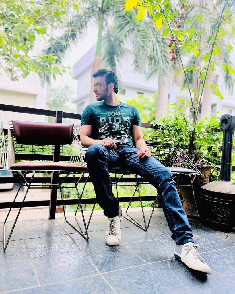 I don't always sit outside surrounded by greenery, but when I do, I make sure to pose like a boss and show off my swag 😎 But in all seriousness, there's something about nature that just makes my soul feel happy. Maybe it's the fresh air, the beau… instagr.am/p/CrqQydZPR4M/