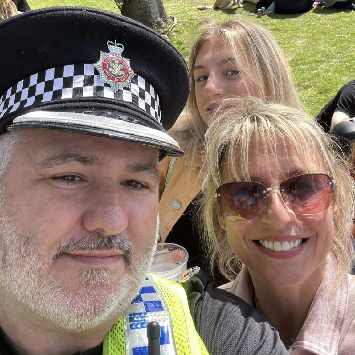 swpolice's tweet image. Some 📸 of our officers and special constables policing #SwanseaPride yesterday. 

❤️🧡💛💚💙💜🤎🖤🤍