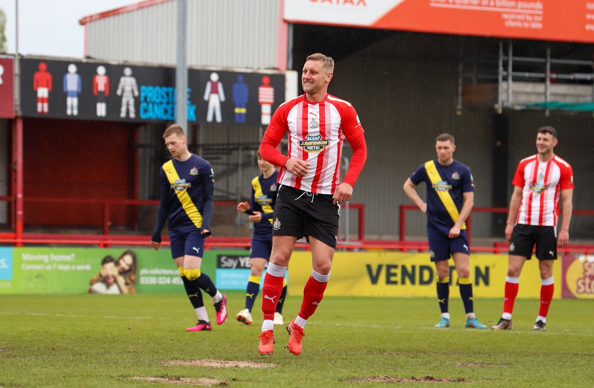 altrinchamfc's tweet photo. A goal in front of the Golf Road end for @Moult8! 😁

📷 @altymoore1 https://t.co/o4FChwBsRs