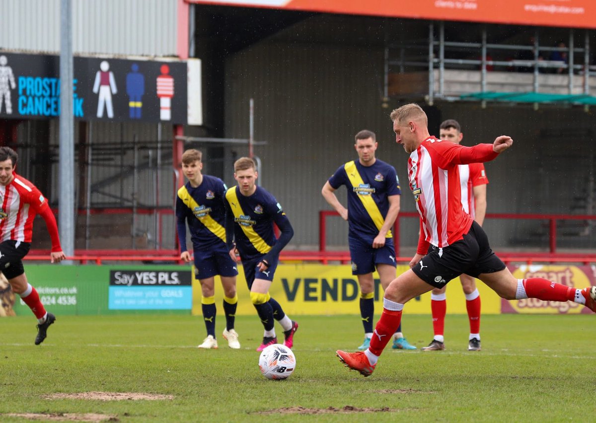 altrinchamfc's tweet photo. A goal in front of the Golf Road end for @Moult8! 😁

📷 @altymoore1 https://t.co/o4FChwBsRs