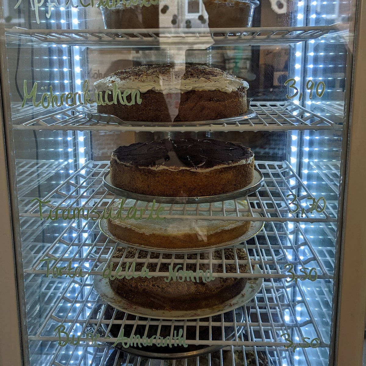 HaHeVegan's tweet photo. #CafeHibiskus immer ein Besuch wert! #Vegan|es Café am Hansaring in der Ritterstraße. Hier gibt es immer eine große Auswahl an Kuchen, Waffeln und ein paar kleine Gerichte.
#VeganKöln #VeganCafe #Veggie https://t.co/7vaYBQZKtr