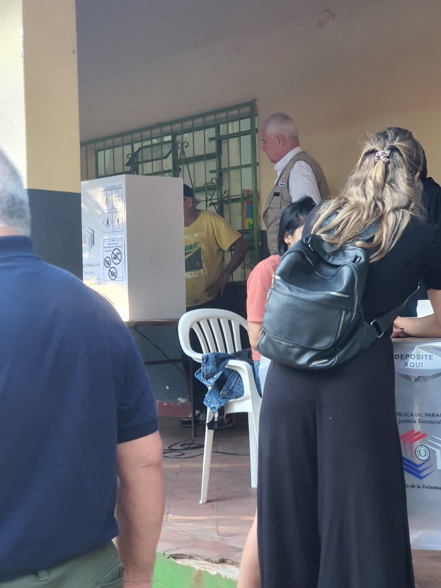 EnLatitud25's tweet photo. 🇵🇾🗳️ ELECCIONES 2023 |

🚩 Denuncian supuesta inducción al voto de Arnoldo Wiens, quien acompañó a un elector hasta el cuarto oscuro - máquina de votación

📢 El político colorado es presidente de la Mesa 11 en el Colegio República de Ecuador, en Lambaré.

📸@mathpy98
#EleccionesPy2023 #PyVota #ParaguayElige
#L25