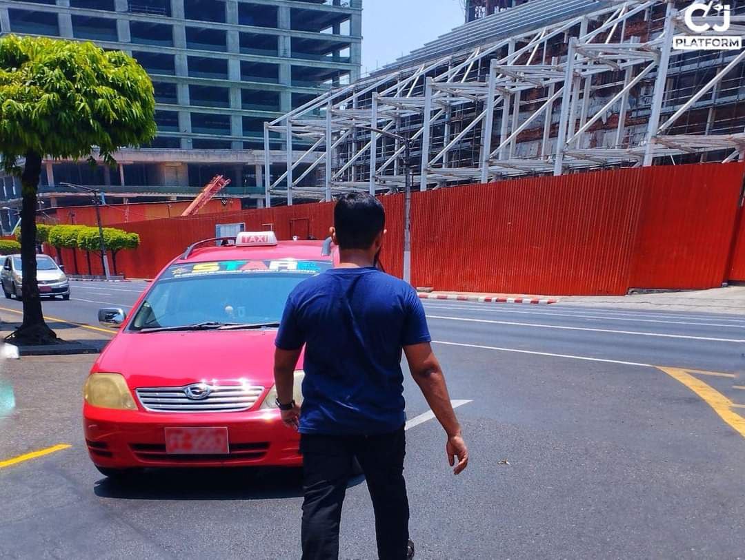 NantEiThandar's tweet photo. The #Taxies drivers have been robbed & killed has increased during the last week of April.
Although robberies were organized in groups & carried out those issues openly, but terrorist #SAC's police force took very little action to robbers.
https://t.co/DLdJT1sMl4
#2023Apr30Coup https://t.co/cJk0B26ngM
