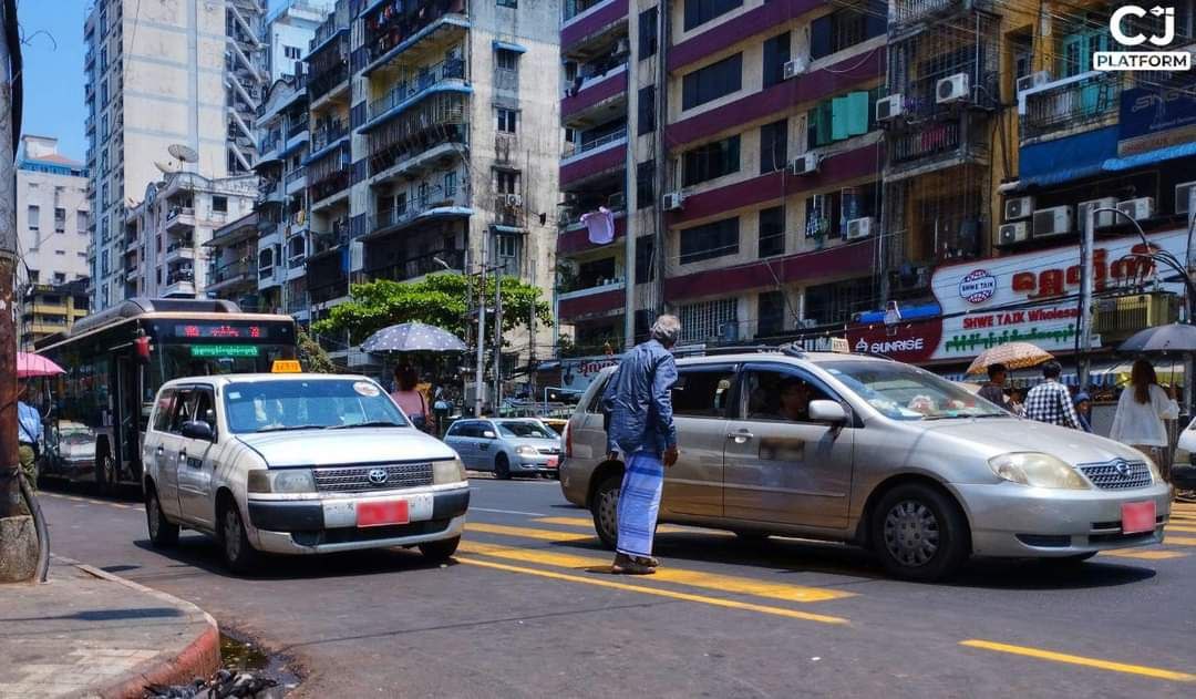 NantEiThandar's tweet photo. The #Taxies drivers have been robbed & killed has increased during the last week of April.
Although robberies were organized in groups & carried out those issues openly, but terrorist #SAC's police force took very little action to robbers.
https://t.co/DLdJT1sMl4
#2023Apr30Coup https://t.co/cJk0B26ngM