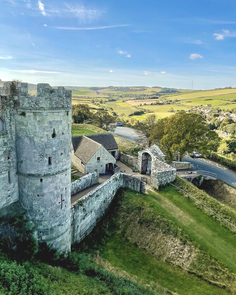 Check out this view from @EHCarisbrooke👌🏻 A historic motte-and-bailey castle, @EHCarisbrooke offers the ultimate family day out. Learn about the Castle's royal connections, visit the Princess Beatrice Garden, meet the donkeys, climb the Norman keep and much more!🏰 #IsleofWight