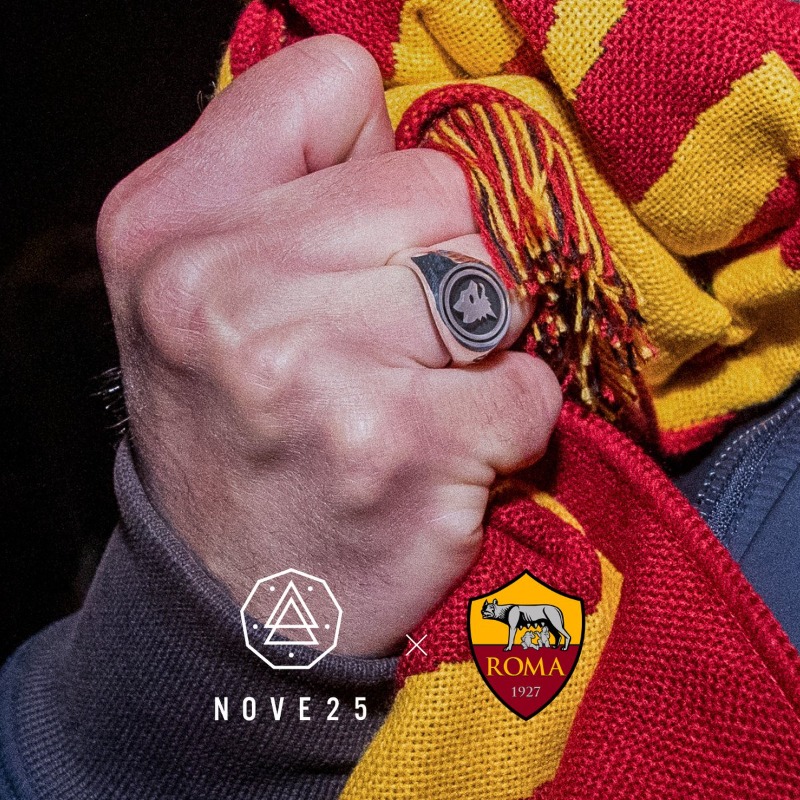 OfficialASRoma's tweet photo. 🟡 Nove25 x #ASRoma 🔴

I gioielli per portare la Roma sempre con te! 😍 
➡️ https://t.co/PEhxnKUyP9 https://t.co/6x64IX15pD