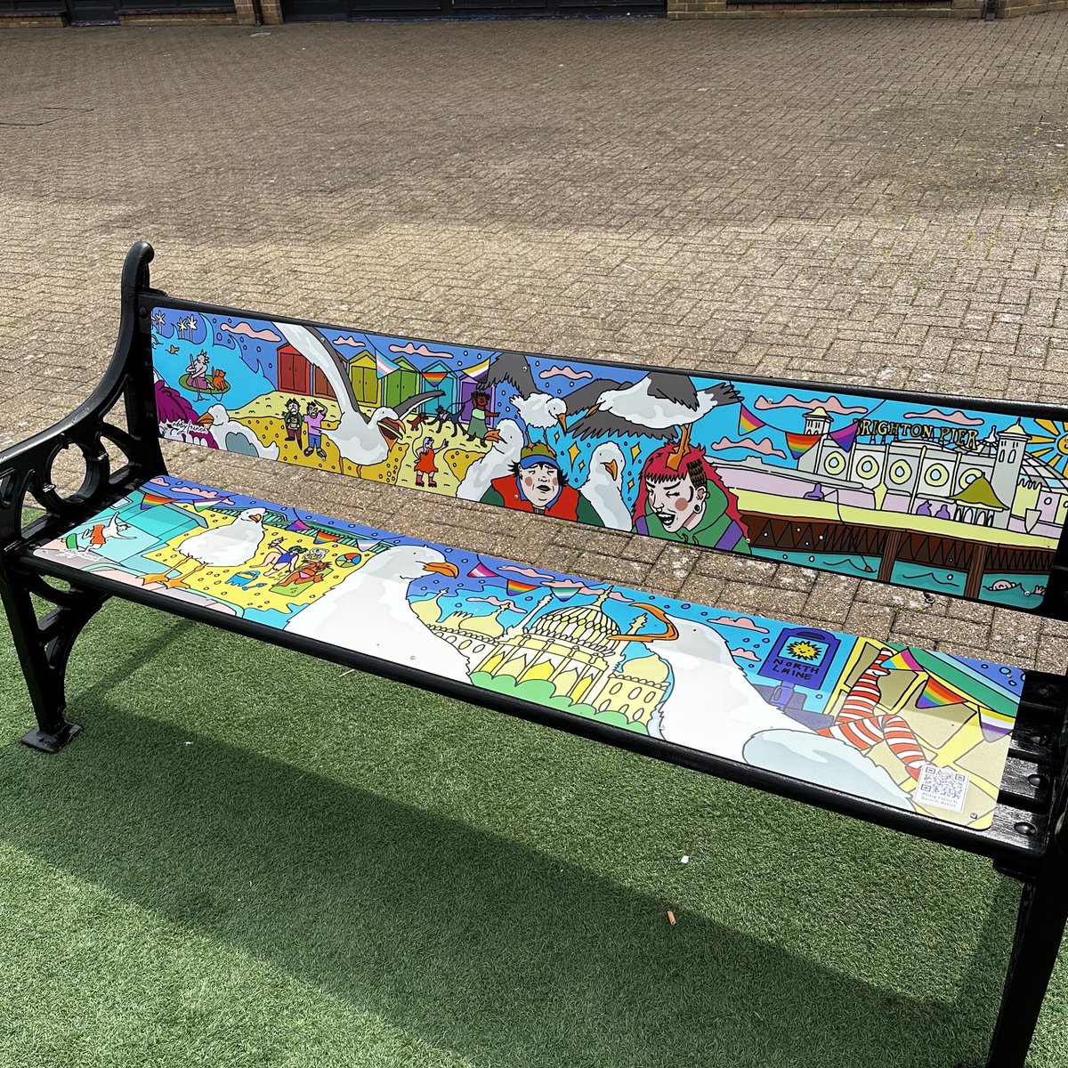 Absolutely love the bench designed by Abbie French in the @BrightonMarina 👏🏽