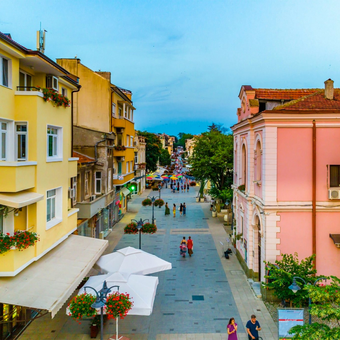 ✨ Plovdiv, Bulgaristan'da yer alan ve Avrupa'nın en eski şehirlerinden biri. Tarihi dokusu, antik tiyatrosu ve renkli evleriyle büyülüyor. Eski şehir bölgesini keşfedip Roma stadını ve antik forumu görmeye gidelim mi?
#Plovdiv #Bulgaristan #AntikŞehir