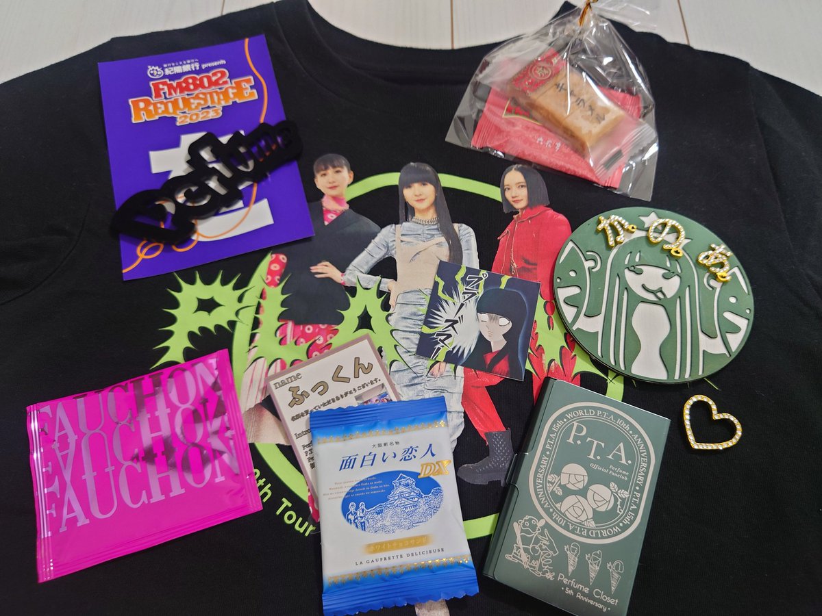 余韻…
久々のメンバーコールとコール＆レスポンスに涙が止まらなくて、幸せに包まれたあの会場を去るのが寂しかった😢
ご挨拶させて下さった方々ありがとうございました🙇‍♀✨挙動不審ですみません…でもいつもお世話になってる方にお会い出来て嬉しかったです☺️
写真は素敵なプレゼントたち💗🎁