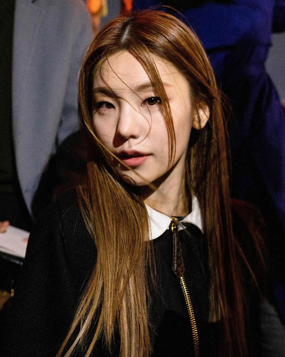 MIDCYS's tweet image. yeji yesterday                yeji today