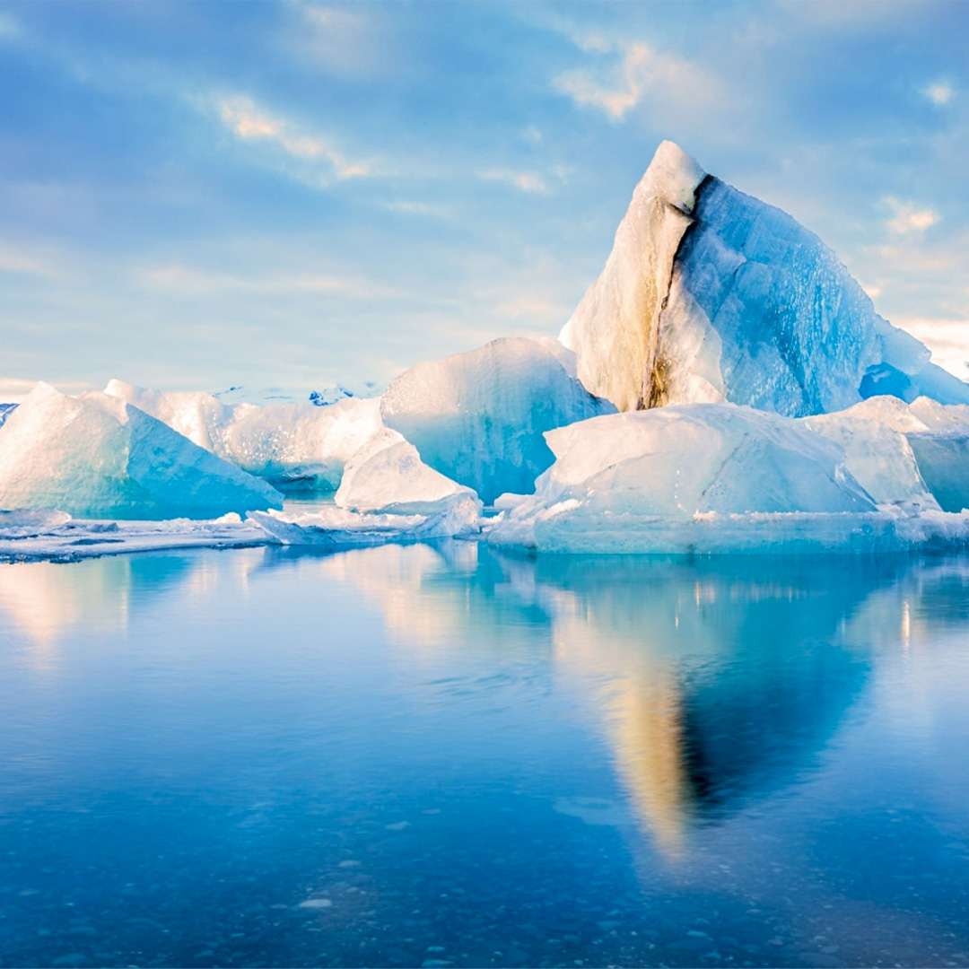 ✨Jökulsárlón, İzlanda'nın güney sahilinde yer alan ve buzulların erimesi sonucu oluşan bir göl. Devasa buzul kalıpları arasında bot turu yapabilir ve doğanın muhteşem güzelliğinin tadını çıkarabilirsin.  Görmeye gidelim mi?
 #Jökulsárlón #İzlanda #Buzullar