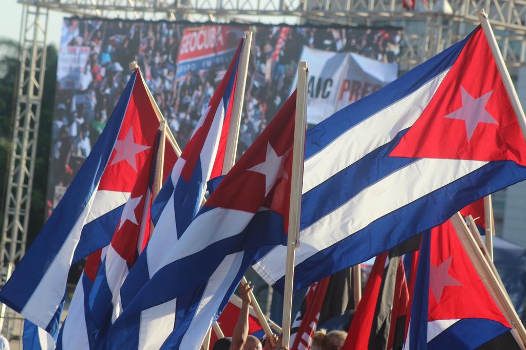 LaGuerr19392636's tweet photo. @ValoresTeam1 @cafemartiano @ICuba15 @FrankCuba2022 @DefendiendoCuba @LorenaQba1 @cuba_leonidas @Giro5O @Reylope13 @ESanchezcub @dacosta_jani "Daremos,  un Sí por por la Revolución 🇨🇺❤ por #Fidel por #Raúl y #DiazCanelB por nuestro pueblo trabajador" #ALaPatriaManosYCorazón @ValoresTeam1 https://t.co/Wak7Zx8CTF