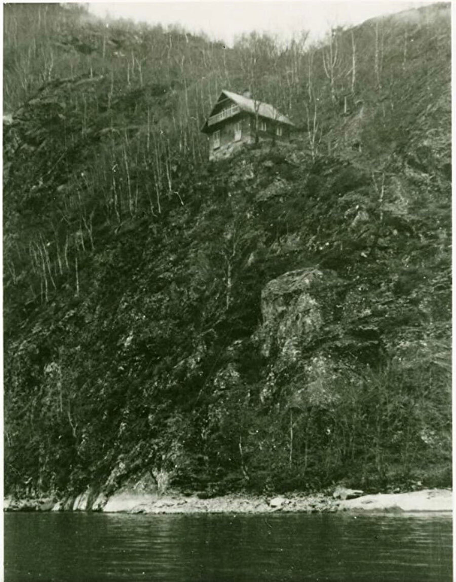 " Ludwig Wittgenstein'ın hep arzuladığı yalnızlığı bulduğu, Skjolden'de göl kıyısında bir yamaç üzerine inşa ettiği kulübe."

Yalnızlığı ne çok kişi dilemiş, dilemekte...