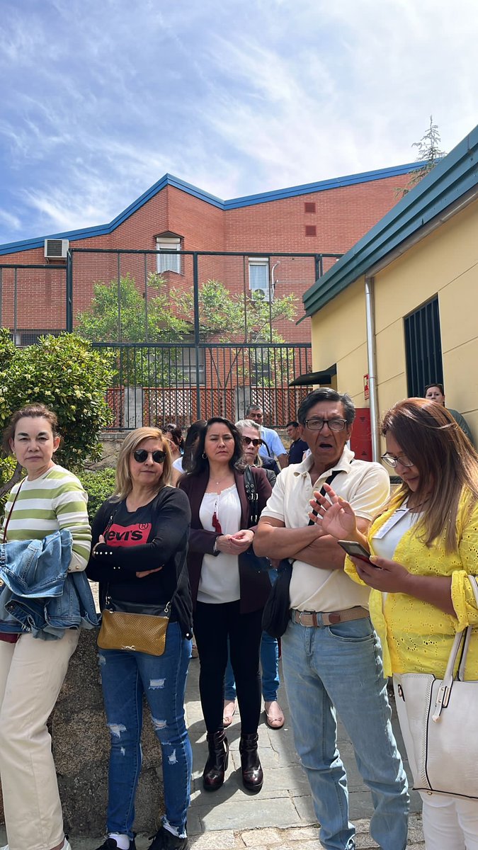 EnLatitud25's tweet photo. 🗳️🇵🇾 VOTO EN EL EXTRANJERO |

🇪🇸 Los compatriotas ya están ejerciendo su derecho al voto en Madrid, España.

🇦🇷🇧🇷🇺🇸 Un total de 41.505 compatriotas residentes en Argentina, Brasil, EEUU y España están habilitados para votar hoy.

📸 Adriana Rojas
#Elecciones #Elecciones2023 #EleccionesPy2023 #PyVota #ParaguayElige #Paraguay #Política
#L25