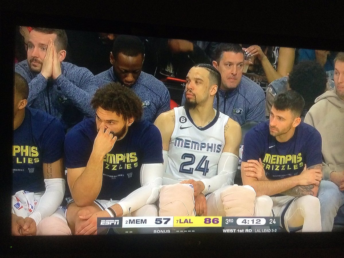 Michael32574178's tweet photo. What Dylan Brooks must be thinking…🤔…”why did I “poke the Bear”…and why is my teammate picking his nose on national t.v. …and hat is this guy behind me praying for???…”please make this game be over”🤣 https://t.co/AkOsQy4FRv