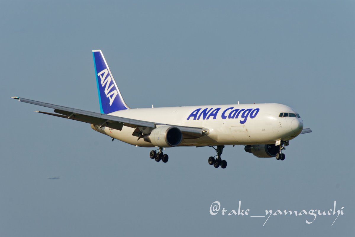 take_yamaguchi's tweet photo. いつも、Aランでしか見ないANA CargoがBランに！ 
間近で見れて興奮😂 
しかも１回目はタッチアンドコー寸前のゴーアラ
２回目は難なく降りれました👍

#AllNipponAirways 
#ANACargo 
#767_381F_ER 
#JA604F https://t.co/tJwhuiIpOa