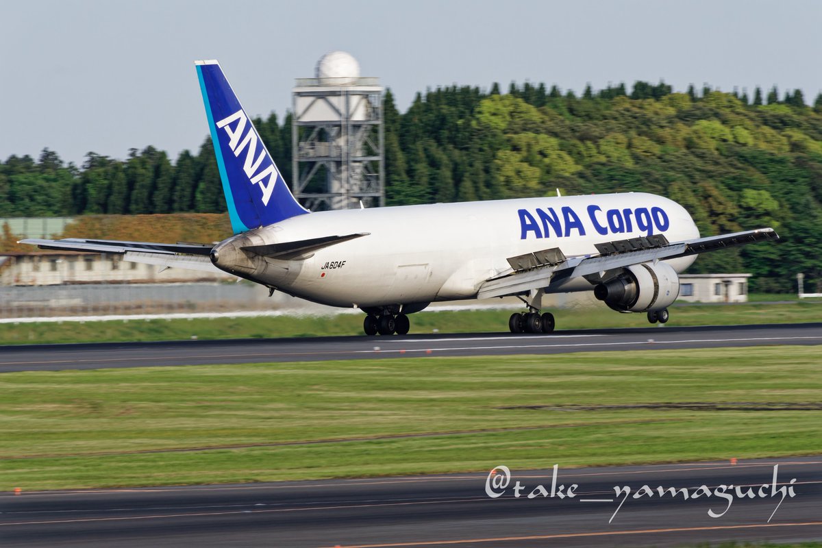 take_yamaguchi's tweet photo. いつも、Aランでしか見ないANA CargoがBランに！ 
間近で見れて興奮😂 
しかも１回目はタッチアンドコー寸前のゴーアラ
２回目は難なく降りれました👍

#AllNipponAirways 
#ANACargo 
#767_381F_ER 
#JA604F https://t.co/tJwhuiIpOa