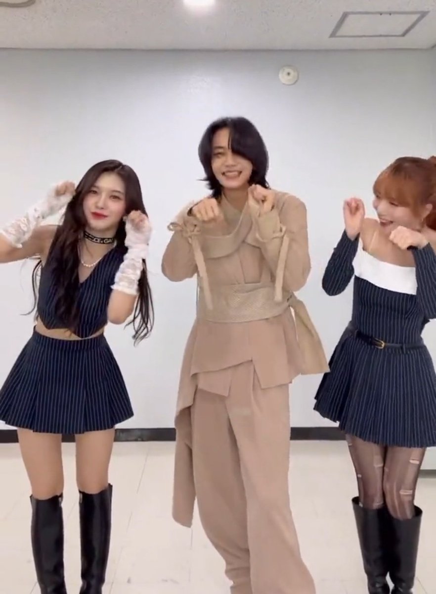 평균나이 19세 뽀짝♡소녀들 사이에서
낯가리기+민망해죽는 29살 윤정한 
개조아서백번째보는중ㅋㅋㅋㅋㅋㅋㅋ