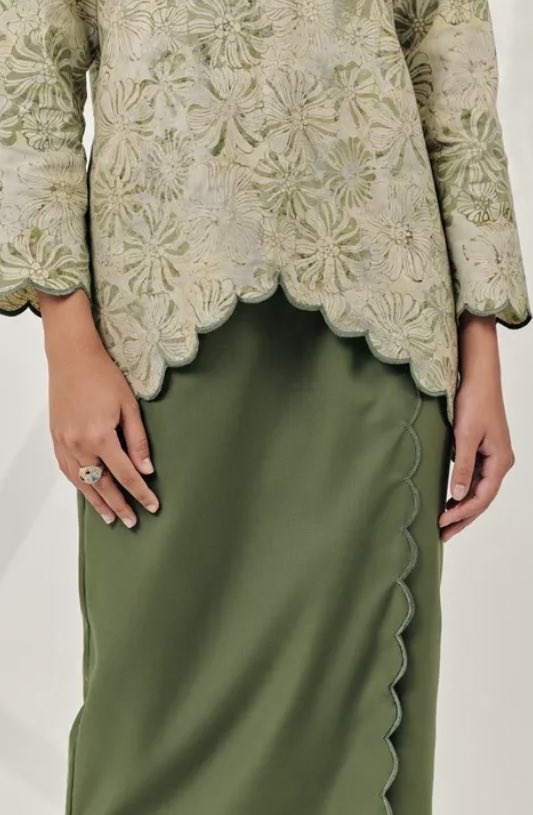 Modern mini kurung with sulam scallop detailing will forever stay timeless.