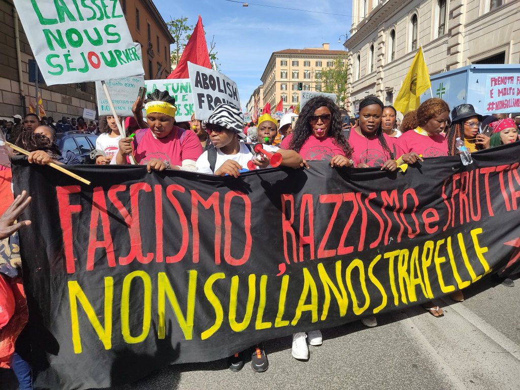 global_project's tweet photo. Non Sulla Nostra Pelle - Le lavoratrici e i lavoratori migranti chiedono il ritiro del decreto Cutro | 
https://t.co/f4ZdfQ7yHK

In migliaia manifestano nella capitale contro le politiche del governo, per i documenti e i diritti sociali
di Leone Palmeri tratto da @MeltingPotEU https://t.co/az4yr37NiN