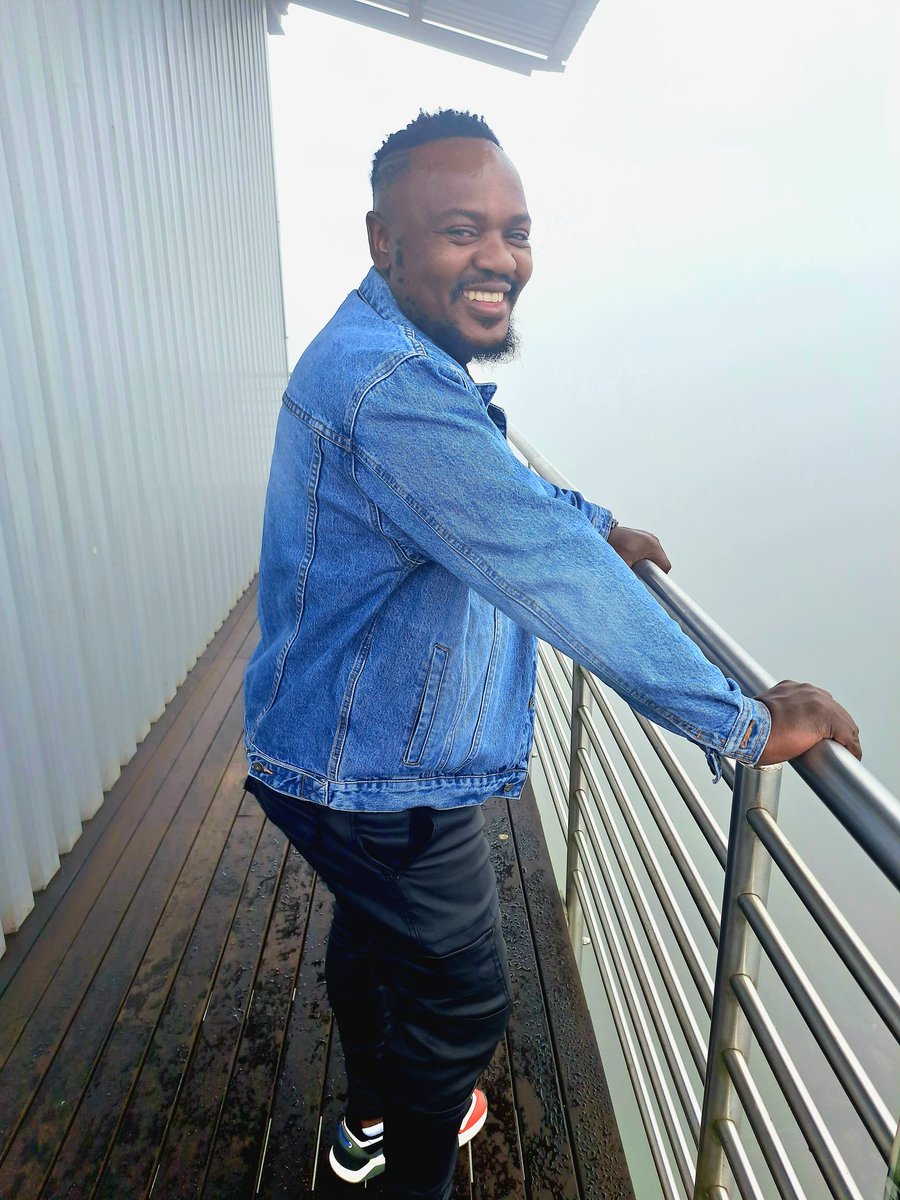 tlhodiboy1's tweet photo. Cheka Smile 😃 👊👊👊 https://t.co/H9WFtELtlT