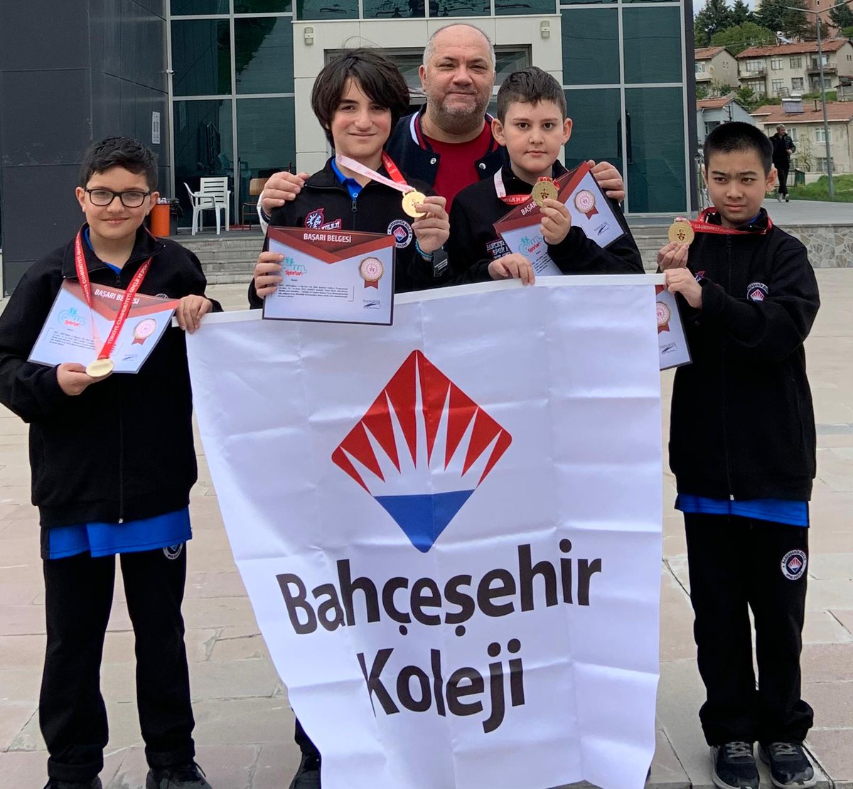 Bahcesehir_Sam's tweet photo. Satranç takımımız bölge finallerinde birinci olarak Türkiye finallerine yükseldi. Sırada Türkiye şampiyonluğu var. Bravo çocuklar.👏👏❤️💙 https://t.co/WVJq9yZeKN