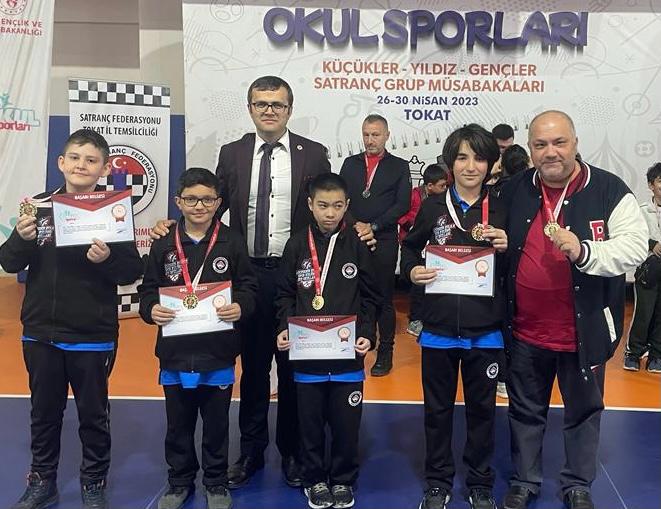 Bahcesehir_Sam's tweet photo. Satranç takımımız bölge finallerinde birinci olarak Türkiye finallerine yükseldi. Sırada Türkiye şampiyonluğu var. Bravo çocuklar.👏👏❤️💙 https://t.co/WVJq9yZeKN