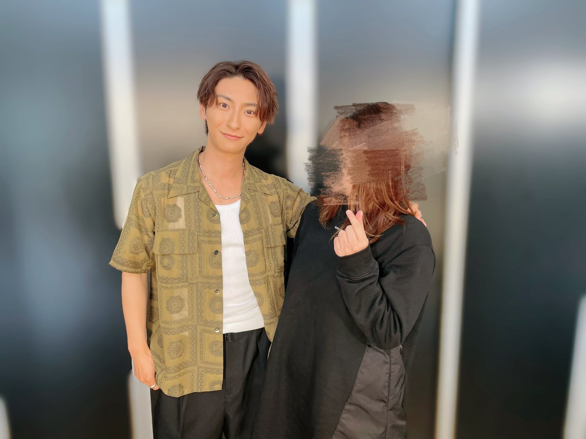 yur_aaa26's tweet photo. @A_Shinjirooooo 
広島、岡山の2日連続で参戦💙
昨日、妊娠報告できて良かった☺️
今日の2shotで 真ちゃんが
見すぎやーん(笑)って言ったの私です。笑
こんなに近くで横顔見れたの幸せでした♡
お手紙もちゃんと読んでくれてるから嬉し😳💕
次は神戸やからそれまで仕事頑張ります🔥
いつもありがとう😘 https://t.co/yfuYiwERUm