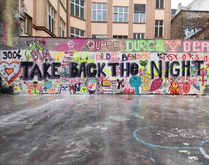 Um 19Uhr gehts mit der Kundgebung am Mariannenplatz (Amphietheater) los! Bis gleich! #b3004 #tbtnbln #tbtnberlin  

[Foto ist vom Queer durch Berlin FLINTA* Graffiti Workshop 🔥]