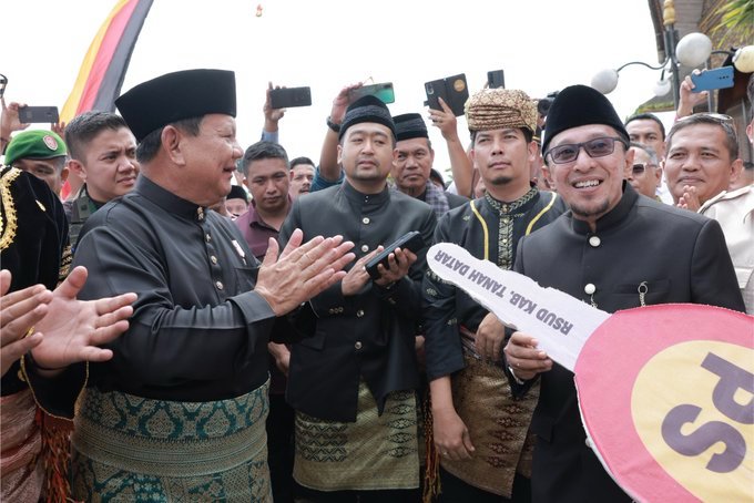 Alie_Fahnoor's tweet photo. Sumbar – Menteri Pertahanan #PrabowoSubianto dalam kunjungan kerjanya ke Sumatra Barat, Sabtu (29/4/2023), menyerahkan bantuan 20 unit mobil ambulans untuk 19 RSUD Kabupaten/Kota dan RSUP M Djamil Kota Padang, yang secara simbolis diterima Bupati Tanah Datar Eka Putra di Istano Basa Pagaruyung. Ambulans tersebut merupakan pemberian dari Yayasan Prabowo Subianto.

“Saya menyumbang sedikit ambulans kepada rumah sakit di kabupaten. Jangan dilihat dari materinya, akan tetapi niat saya,” ungkap Menhan Pak #Prabowo

“Sebenarnya saya masih merasa berhutang budi dengan tanah Minang, karena sejak kecil keluarga saya selalu di dukung oleh rakyat Minang,” lanjut Menhan.

Pak #Prabowo2024 mengatakan, saat ini belum bisa berbuat banyak untuk tanah Minang. Namun, Menhan #Prabowo menyatakan akan selalu berpikir dan berbuat untuk tanah Minang.

“Rakyat Minangkabau itu adalah rakyat yang setia, rakyat yang berani, penuh pendirian dan teguh pada prinsip,” tegas Menhan. (Biro Humas Setjen Kemhan)
