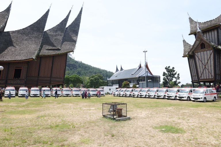 Alie_Fahnoor's tweet photo. Sumbar – Menteri Pertahanan #PrabowoSubianto dalam kunjungan kerjanya ke Sumatra Barat, Sabtu (29/4/2023), menyerahkan bantuan 20 unit mobil ambulans untuk 19 RSUD Kabupaten/Kota dan RSUP M Djamil Kota Padang, yang secara simbolis diterima Bupati Tanah Datar Eka Putra di Istano Basa Pagaruyung. Ambulans tersebut merupakan pemberian dari Yayasan Prabowo Subianto.

“Saya menyumbang sedikit ambulans kepada rumah sakit di kabupaten. Jangan dilihat dari materinya, akan tetapi niat saya,” ungkap Menhan Pak #Prabowo

“Sebenarnya saya masih merasa berhutang budi dengan tanah Minang, karena sejak kecil keluarga saya selalu di dukung oleh rakyat Minang,” lanjut Menhan.

Pak #Prabowo2024 mengatakan, saat ini belum bisa berbuat banyak untuk tanah Minang. Namun, Menhan #Prabowo menyatakan akan selalu berpikir dan berbuat untuk tanah Minang.

“Rakyat Minangkabau itu adalah rakyat yang setia, rakyat yang berani, penuh pendirian dan teguh pada prinsip,” tegas Menhan. (Biro Humas Setjen Kemhan)