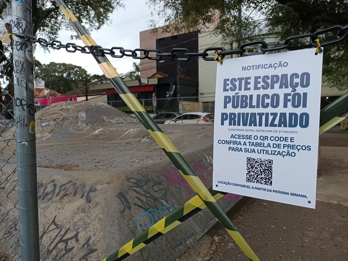 NicolasFranca's tweet photo. Que loucura é essa? Trote? Golpe? É na pista de skate da Rua Schiller, no Jardim Ambiental. https://t.co/ZDns34OIBo