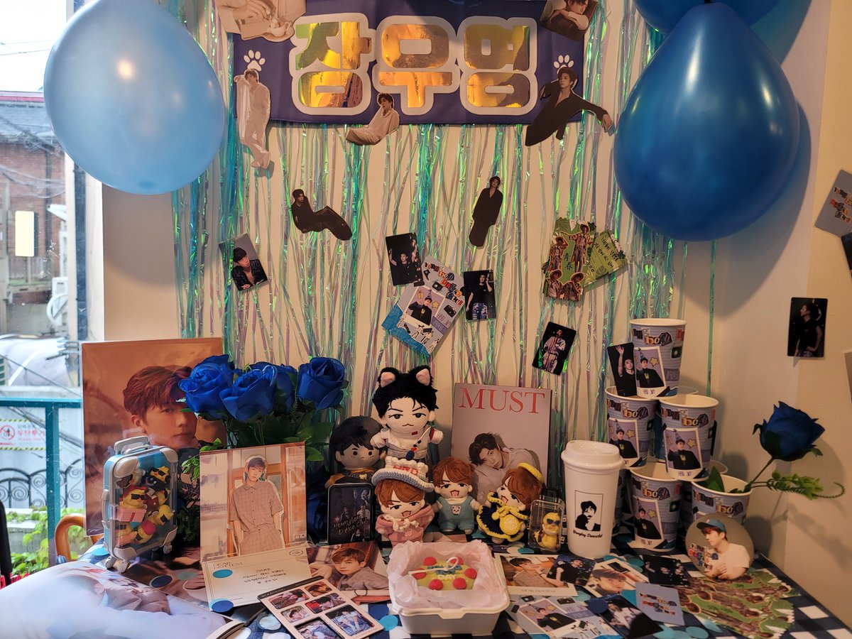 WYoung43Young's tweet photo. 장우영 생일 카페 후기 2 💙

오래 있었던 카페 식스~💙

아기자기하게 꾸며놓은 공간이 정말 귀엽고 예뻤어요!
저의 앙쥑이, 네코영도 함께 사진을 찍었습니다!
특전 짱 예쁘고 포장도 아까워서 조심조심 뜯었어요!
거울 포토존 우영이 사진과 조명이 귀여워서 좋았어욥

#끝나지않는_청춘을_우영이와 https://t.co/P15U96JU2X