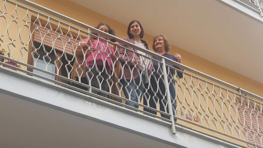 Elly lo vuoi un caffè ? 

Se mi apri il portone vengo a salutarti con piacere e mi parli di te

Oggi, direbbe Moretti, finalmente, è stato fatto <qualcosa di sinistra>. 

LA NOSTRA SEGRETARIA arriva al cuore 😉