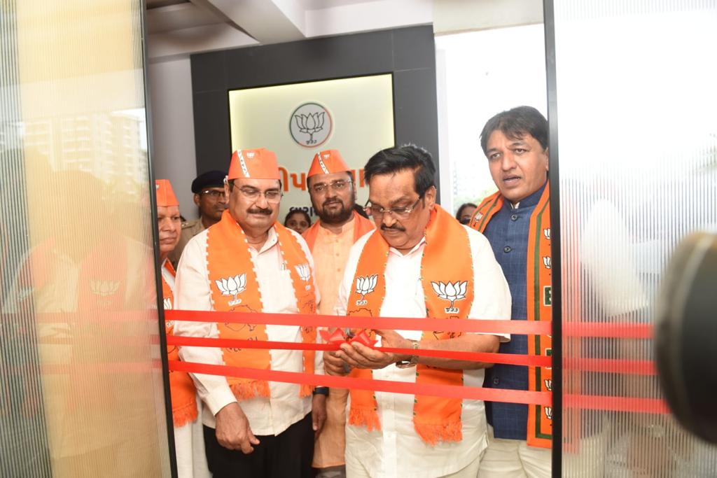MLASandipDesai's tweet photo. ll મંગલ પ્રારંભ ll

આજરોજ માનનીય પ્રદેશ અધ્યક્ષ શ્રી @CRPaatil સાહેબના શુભહસ્તે 168-ચોર્યાસી વિધાનસભાના જન સંપર્ક કાર્યાલયનું ઉદ્ઘાટન કરવામાં આવ્યું. 

૧૬૮- ચોર્યાસી વિધાનસભાના પ્રજાના પ્રશ્નોને સાંભળવા અને એમના પ્રશ્નોના નિરાકરણ તથા ચોર્યાસી વિધાનસભાના અવિરત વિકાસ માટે
(1/2) https://t.co/Ip0RVho5iP