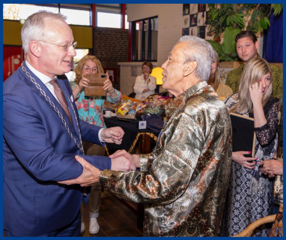 Tony Kuschel zette zich jarenlang in voor Indisch Nederlandse ouderen en betrok jongere generaties bij het verleden. Bij zijn afscheid als voorzitter van de Indische Koempoelan ontving Kuschel van burgemeester <a href="/arjengerritsen/">Arjen Gerritsen</a> de Almelo Speld én een koninklijke onderscheiding 🎖️
