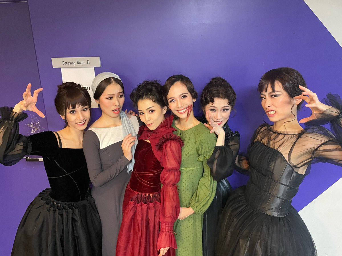 Atau_Plie's tweet photo. 無事にシェイクスピアダブル、2公演終了しました！

本日のマクベスの写真をお届け致します✨

可愛い子供達、もうすぐ生まれてくる子供を待ち望んでいる幸せなマグダフの妻でしたが、マクベスからの刺客にこんなことされました😢
終わってからのリラックスタイムの写真です❤️  #新国立劇場バレエ団 https://t.co/szPJ5eOu2D