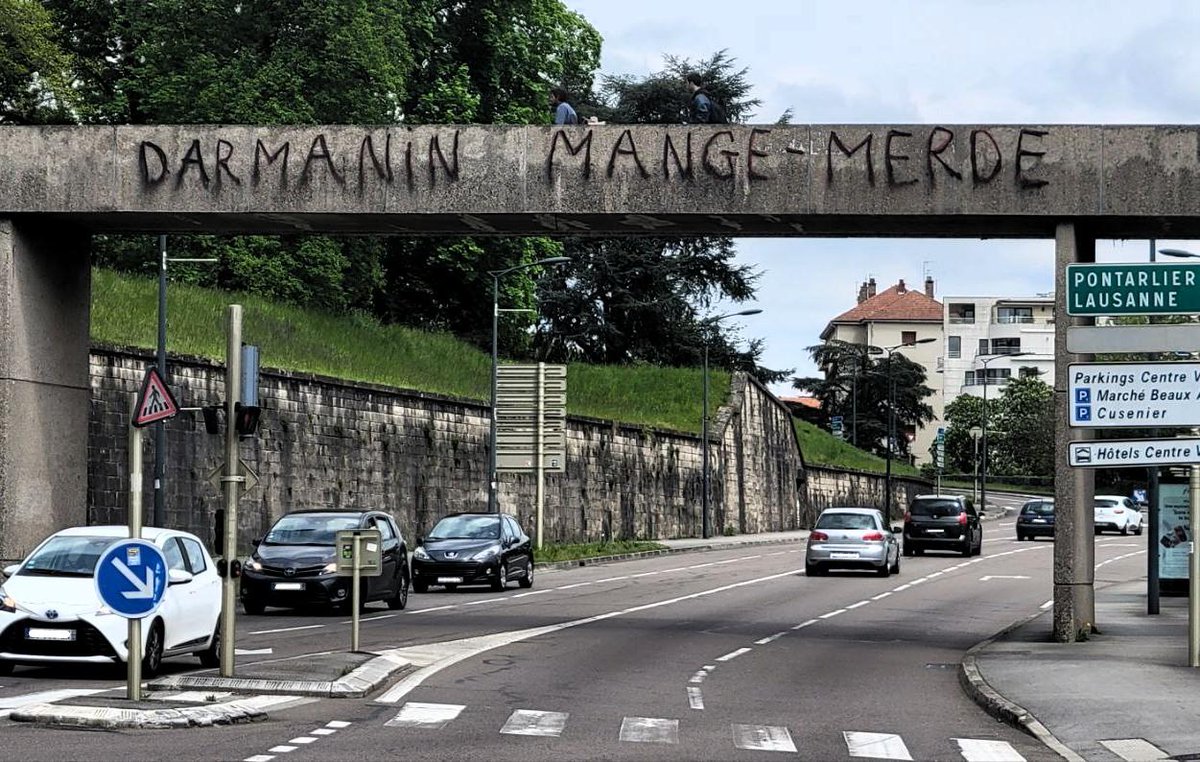 Toufik2Planoise's tweet photo. À #Besançon, on aime afficher des slogans clairs... https://t.co/ZjEzELnLTr