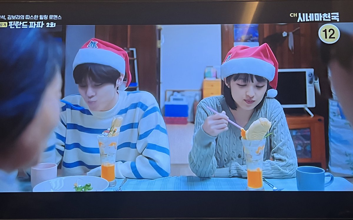 _woo1027_'s tweet photo. 오늘도 핀란드파파 2회 본방사수🤍
산타파르페🍨 맛있어 보인다

#핀란드파파 #김우석 #KIMWOOSEOK https://t.co/QzDFxG7m24