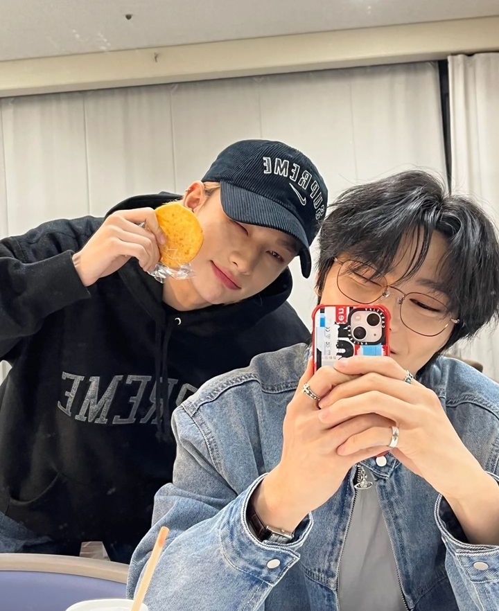 hjinsmiles's tweet photo. hyunin duo strike again <33 https://t.co/36m1KDuPgu