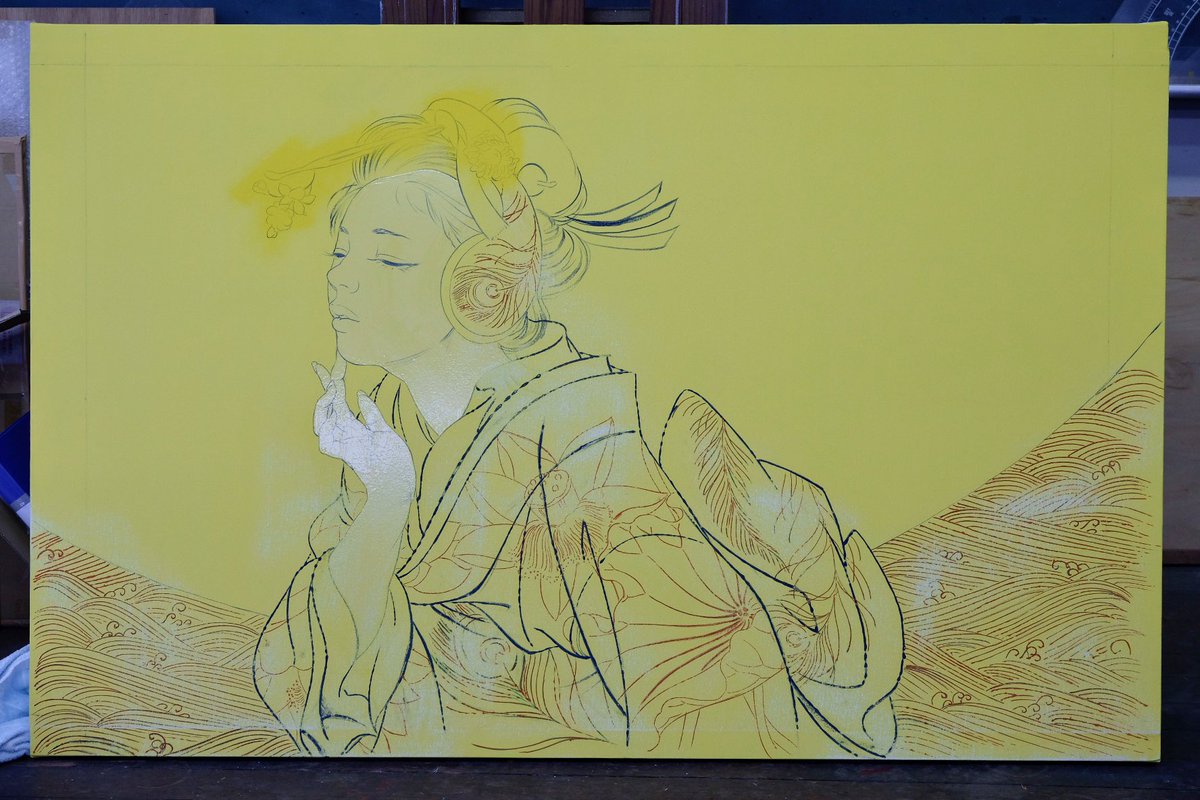 黄色のカラージェッソで下塗りした100号カンバスにプロジェクタでトレスした下絵をコルネで凹凸をつけ乾燥後サンダーで均し掃除機で吸引 肌の部分をマスキング後グロスポリマーメディウムで目止め 簪にカドミウム黄 ジェッソはホルベイン、他は全てリキテックス  #見立て弁天3制作過程 Ver.230430-1