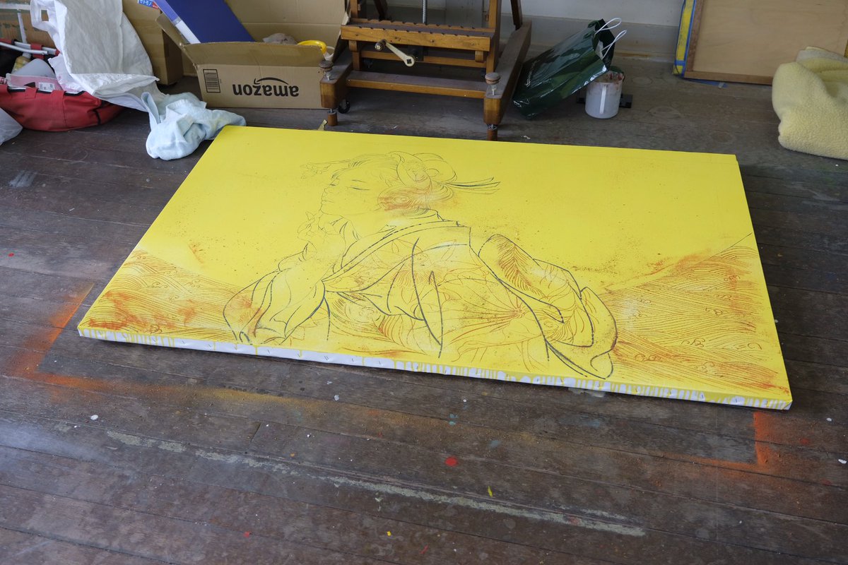 黄色のカラージェッソで下塗りした100号カンバスにプロジェクタでトレスした下絵をコルネで凹凸をつけ乾燥後サンダーで均し掃除機で吸引 肌の部分をマスキング後グロスポリマーメディウムで目止め 簪にカドミウム黄 ジェッソはホルベイン、他は全てリキテックス  #見立て弁天3制作過程 Ver.230430-1