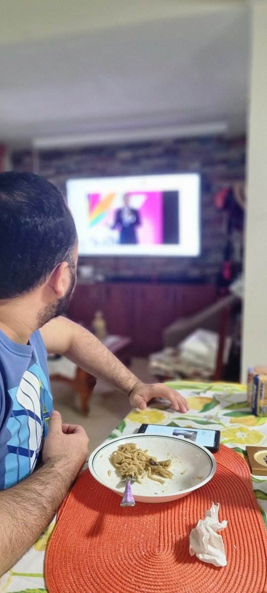 amymhayu's tweet photo. Con mi hijo, almorzamos viendo el #ForoSCMx porque México nos preocupa a todos, chicos, medianos y grandes.
#MareaROSA
#MareaRosa
#SeguimosEnMarcha #UNIDOS
#SocCivil https://t.co/nYDg300VUY