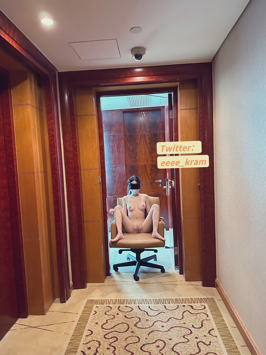 eeee_kram's tweet photo. 不光是在摄像头下 刚要拍视频 隔壁两个歪果人就开门走出来🙈 #露出 #母狗 https://t.co/fJrJpphBmT