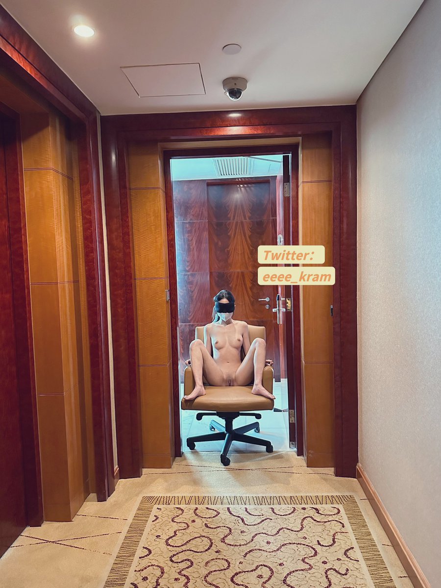 eeee_kram's tweet photo. 不光是在摄像头下 刚要拍视频 隔壁两个歪果人就开门走出来🙈 #露出 #母狗 https://t.co/fJrJpphBmT
