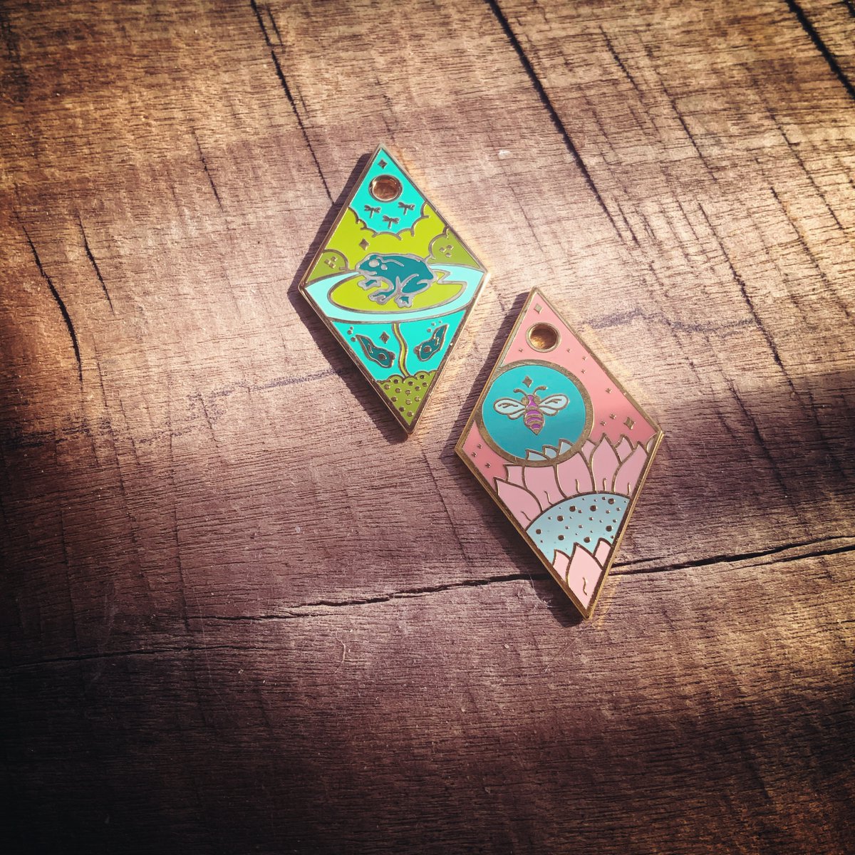 TesseraOracle's tweet photo. The frog indicates the need for adaptability and flexibility, as you navigate through changes and transitions in your life. It's important to trust your intuition and embrace change with grace. The flower represents the blossoming of new opportunities and the importance of self-c https://t.co/KGq37cIFy8