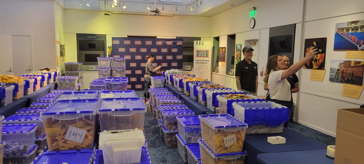 USSConstMuseum's tweet photo. This is what 5000 care packages look like! The Museum was hopping over the weekend with #AprilVacationWeek activities, but we also hosted a care package assembly for @The_USO to recognize their Boston Marathon Team! πΊπΈ πͺ π
#GoTeam
#BostonStrong
#PatriotsDay
#BostonMarathon https://t.co/gdawrLWare