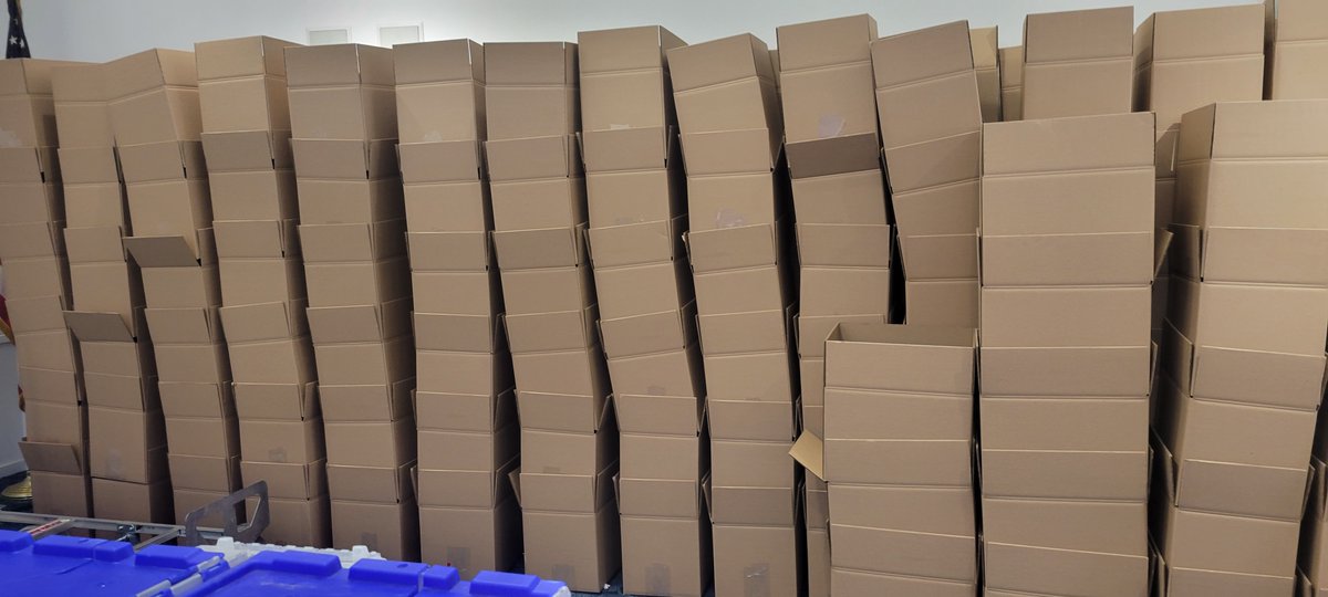 USSConstMuseum's tweet photo. This is what 5000 care packages look like! The Museum was hopping over the weekend with #AprilVacationWeek activities, but we also hosted a care package assembly for @The_USO to recognize their Boston Marathon Team! πΊπΈ πͺ π
#GoTeam
#BostonStrong
#PatriotsDay
#BostonMarathon https://t.co/gdawrLWare