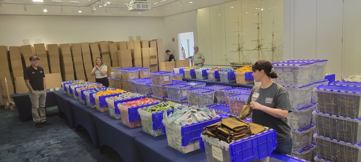 USSConstMuseum's tweet photo. This is what 5000 care packages look like! The Museum was hopping over the weekend with #AprilVacationWeek activities, but we also hosted a care package assembly for @The_USO to recognize their Boston Marathon Team! πΊπΈ πͺ π
#GoTeam
#BostonStrong
#PatriotsDay
#BostonMarathon https://t.co/gdawrLWare