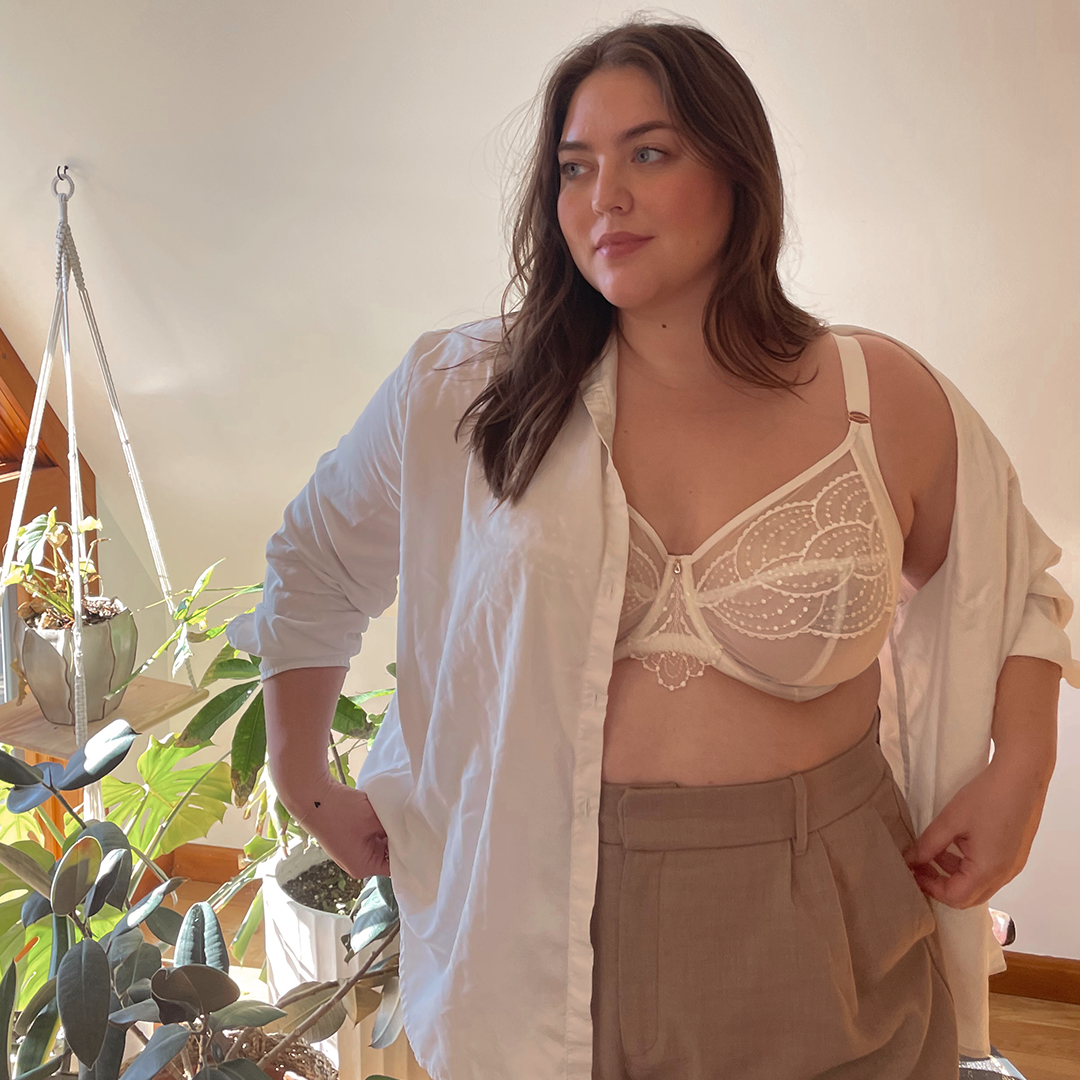 Elomi_lingerie's tweet photo. Lingerie of the season – Priya in Vanilla 🤍. Our gorgeous and super flattering collection promises forward shape, great uplift and of course, comfort. Our Spring must have. Worn by @MaxeyGreene View this collection here:   https://t.co/VknWgvBE2o #elomilingerie #elomipriya https://t.co/Fs5ATEafIh